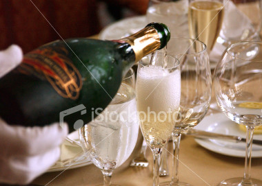 ist2_832682-champagne-pour