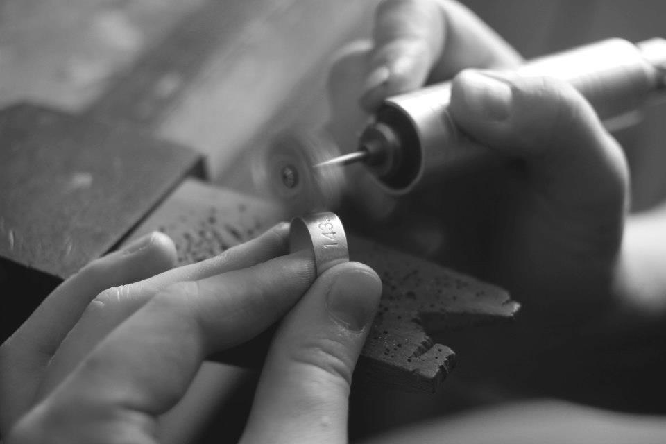 polishing metal ring jewelry